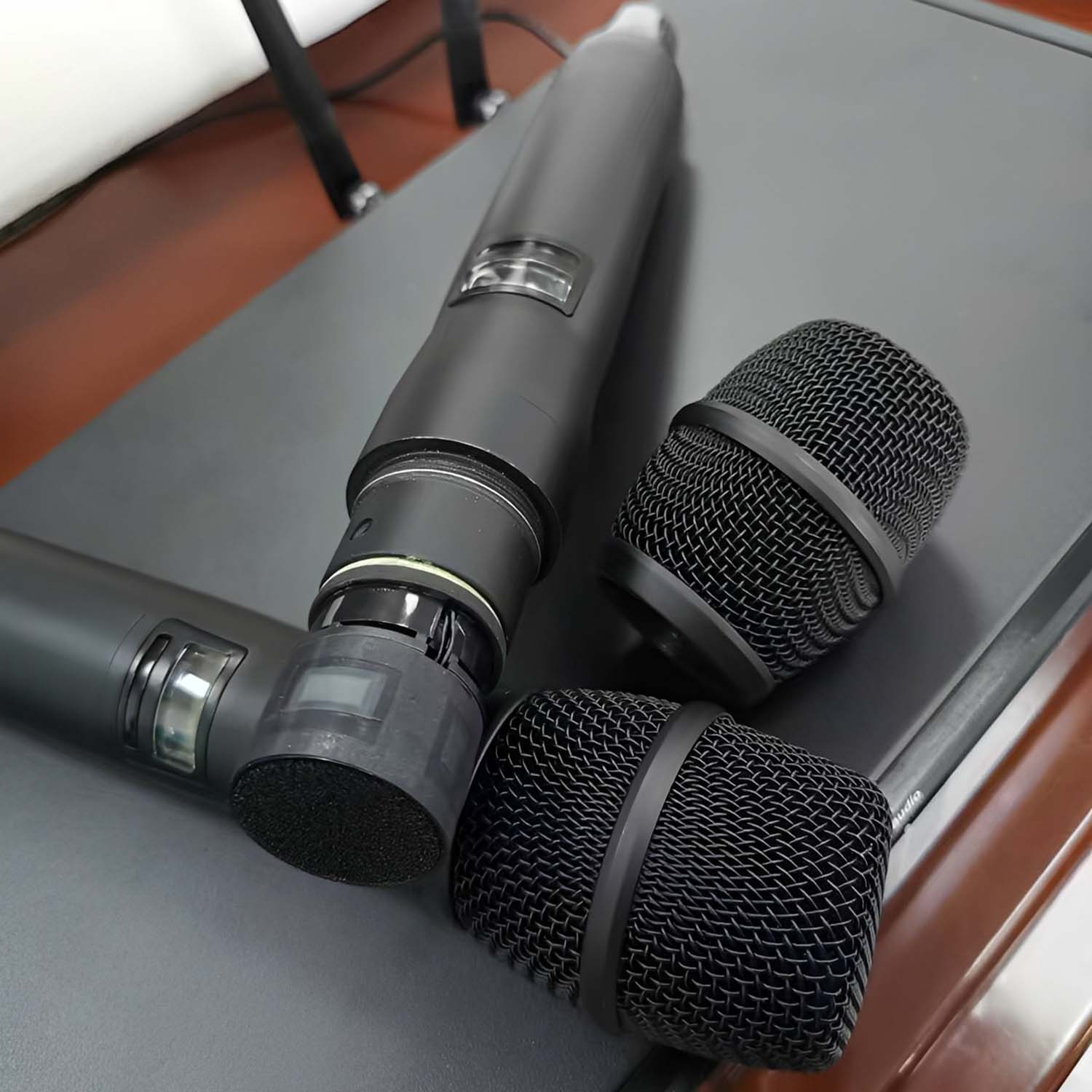 ELEGAUDIO AXT 400 dual-channel digital true-diversity uhf system