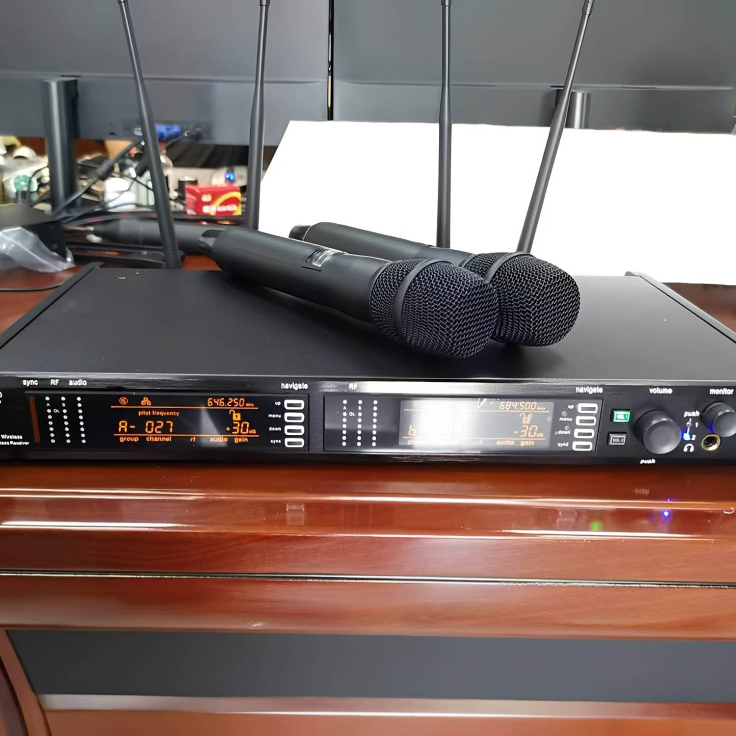 ELEGAUDIO AXT 400 dual-channel digital true-diversity uhf system