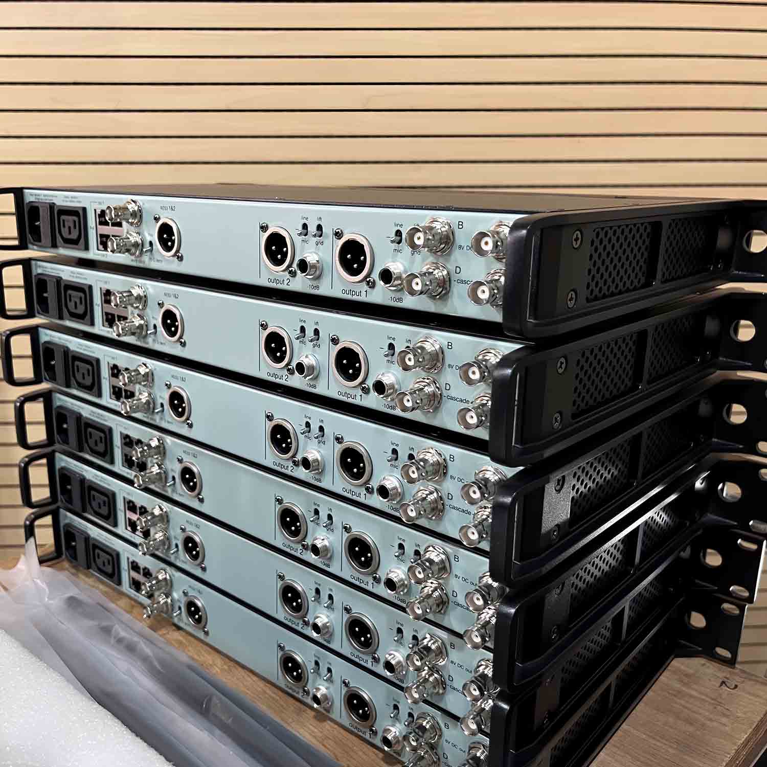 ELEGAUDIO AD4D true-diversity uhf wireless microphone system