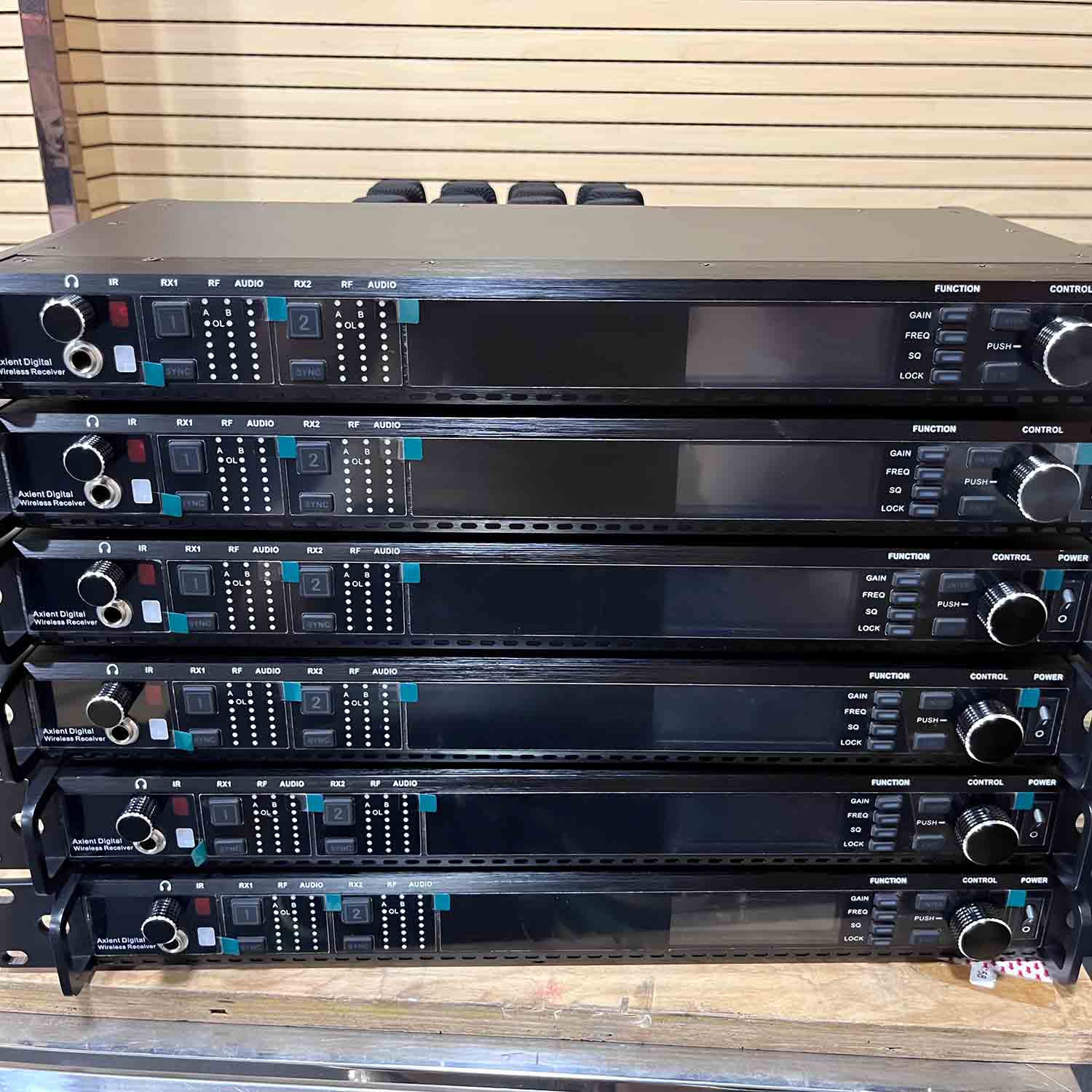 ELEGAUDIO AD4D true-diversity uhf wireless microphone system