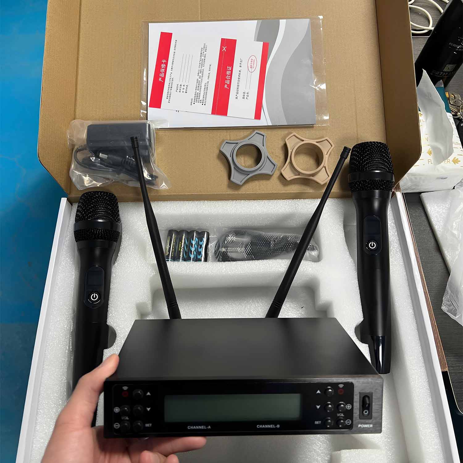 ELEGAUDIO 8660 true-diversity handheld uhf wireless microphone system